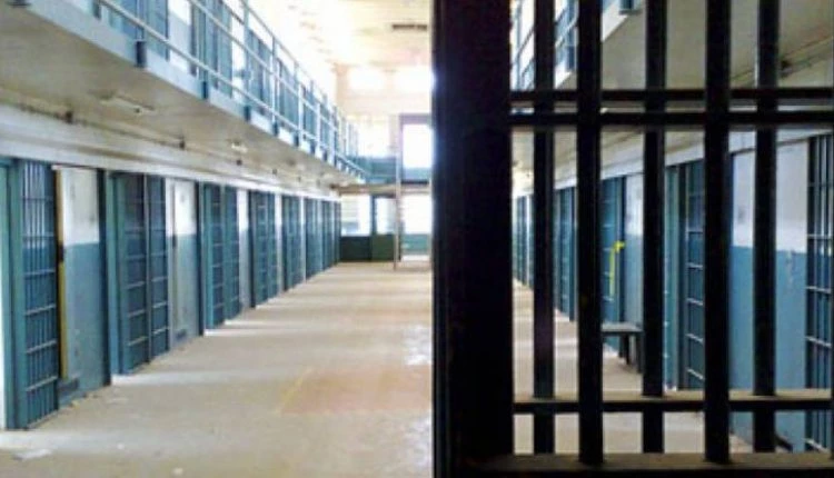 Ντροπή: Στον Κορυδαλλό 80χρονη γερόντισσα για χρέος 1000 ευρώ, ενώ αποφυλακίζονται «σκληροί» εγκληματίες
